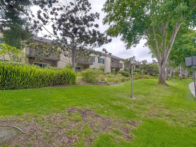 8545 Villa La Jolla Dr #H — Photo 17