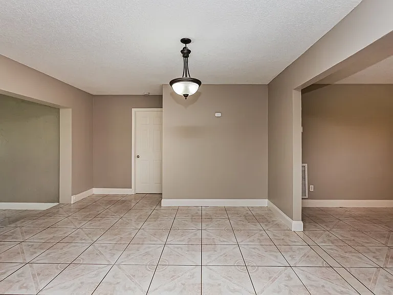 1119 Clayton Ave — Photo 5