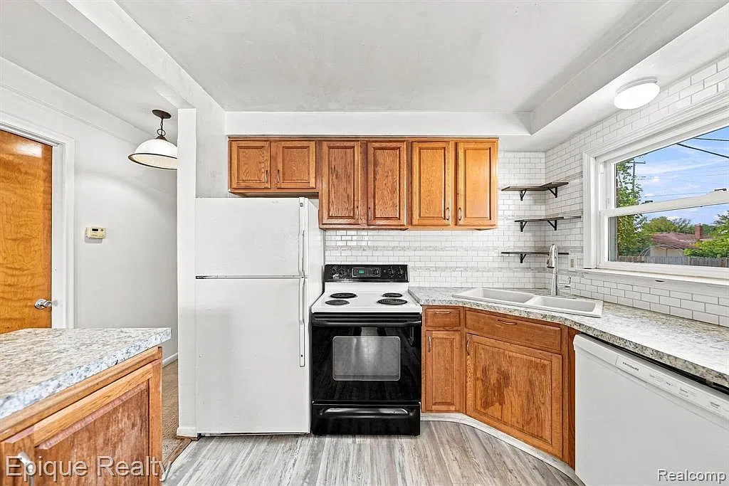 3 bed, 1100 sqft, $1,800 — Photo 4