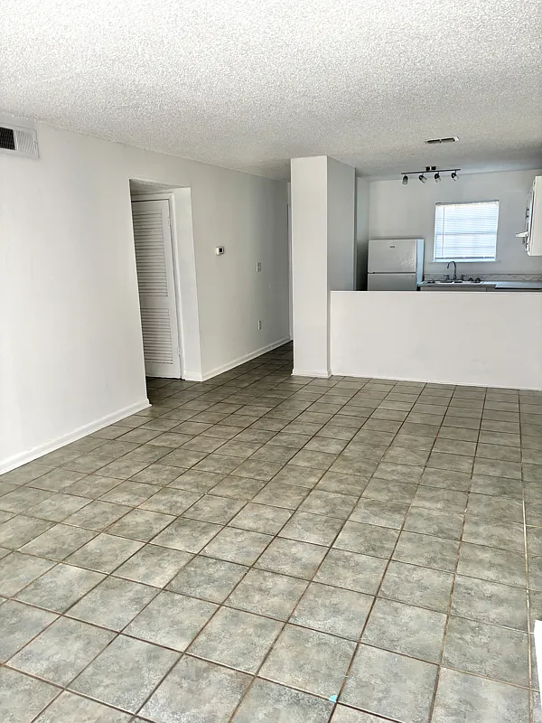 Spacious & clean two bedroom unit in a quiet, safe and well maintained building. — Photo 4