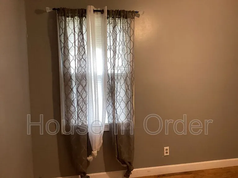 64 Valentine St E — Photo 12