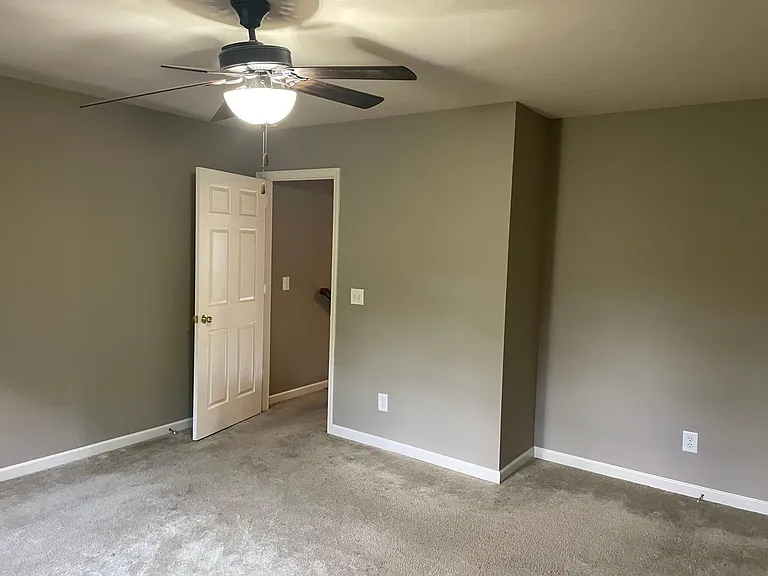 1136 E Lee Rd — Photo 20
