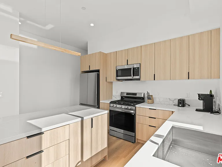 236 S Carondelet St — Photo 4