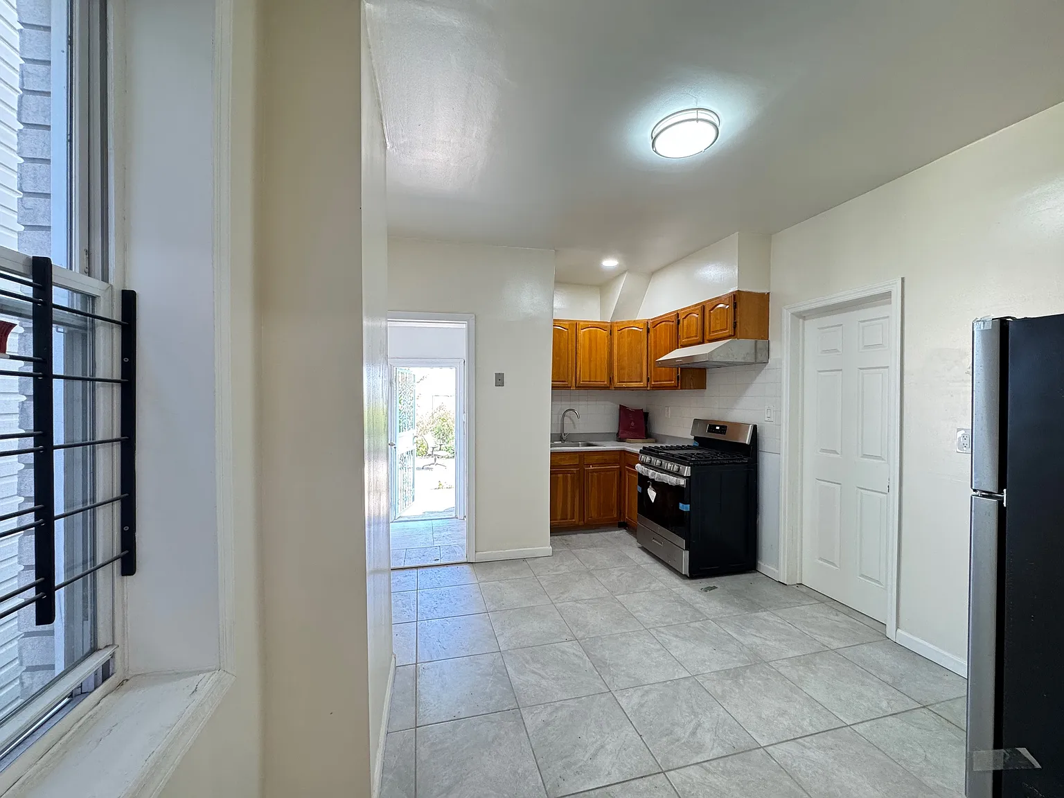4 bed, 1600 sqft, $3,900 — Photo 2