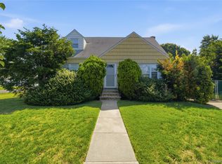 695 Eileen Court, Franklin Square, NY 11010