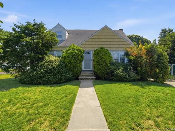 695 Eileen Court, Franklin Square, NY 11010