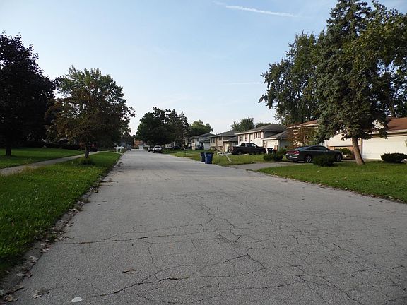 3rd image of 320 Crestwood Dr