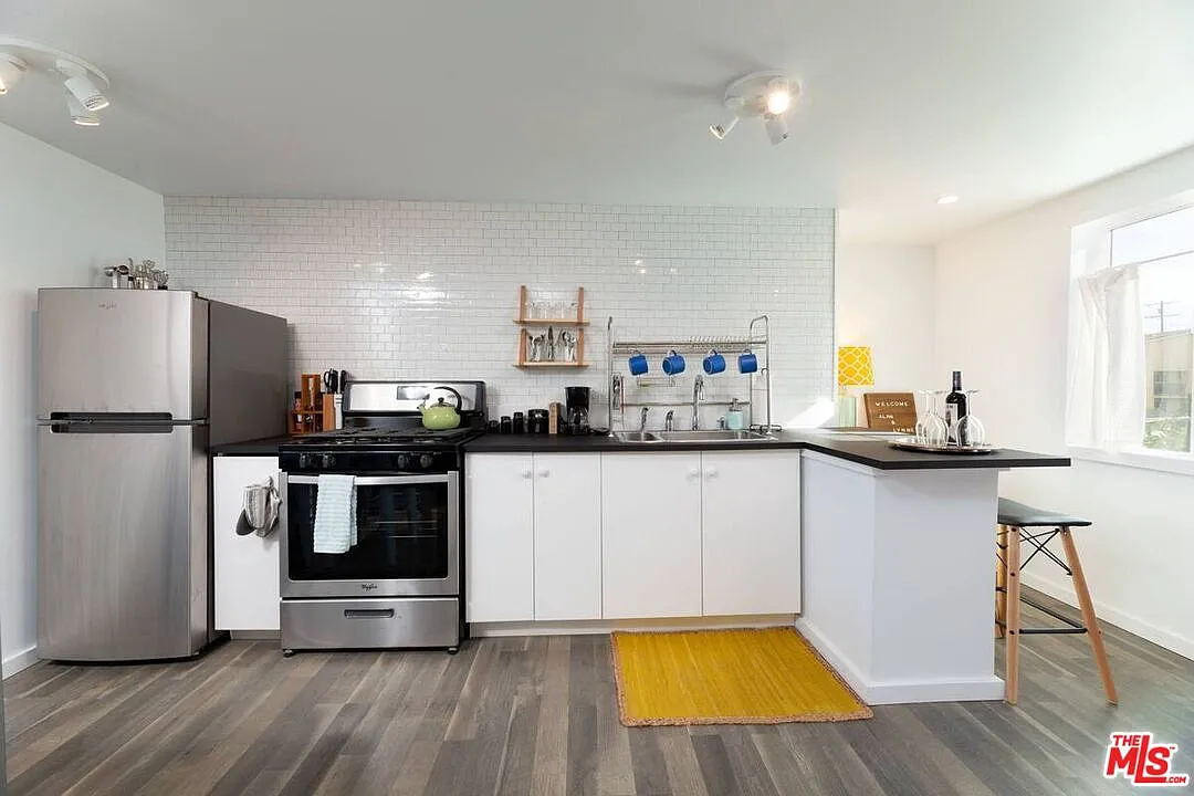 Studio, 1.0 bath, 380 sqft, $1,950 — Photo 3