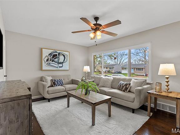5th image of 260 Floralea Pl