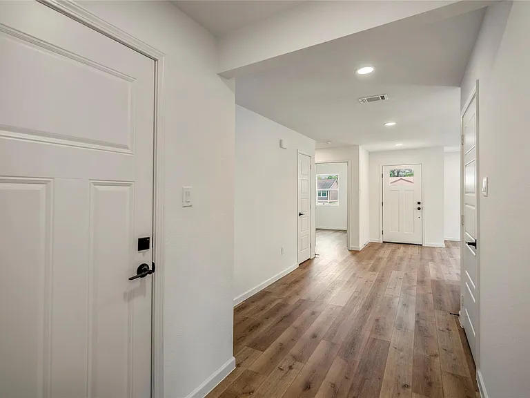 3923 Alsace St — Photo 12