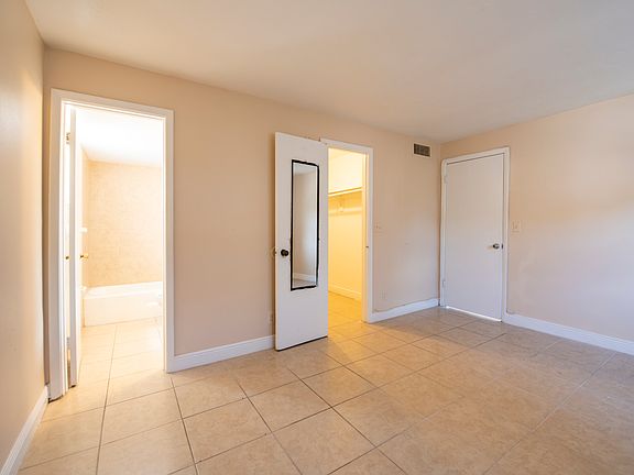 3rd image of 2123 Davie Blvd #108