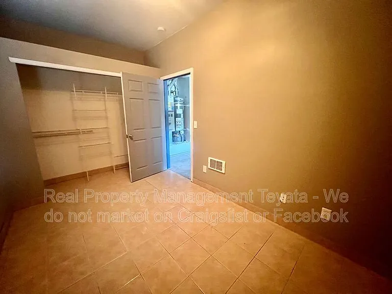 8390 Richmond Park Rd — Photo 19