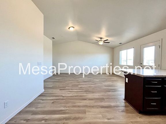 3rd image of 9550 Tamarisk Ave
