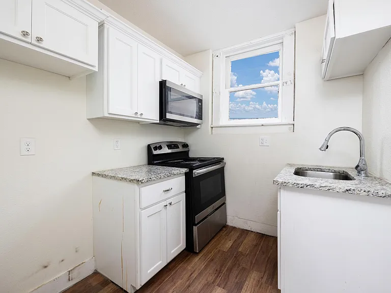 Sunset Heights - 412 W Yandell Street — Photo 19