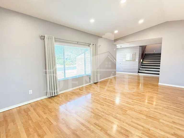 811 E Chilton Dr — Photo 10