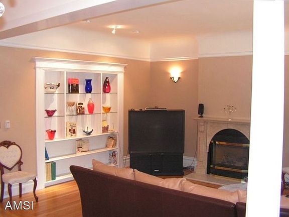 4th image of 1115 Lincoln Way