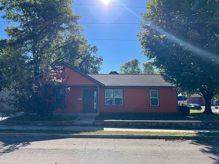 1420 Wallace St — Photo 1