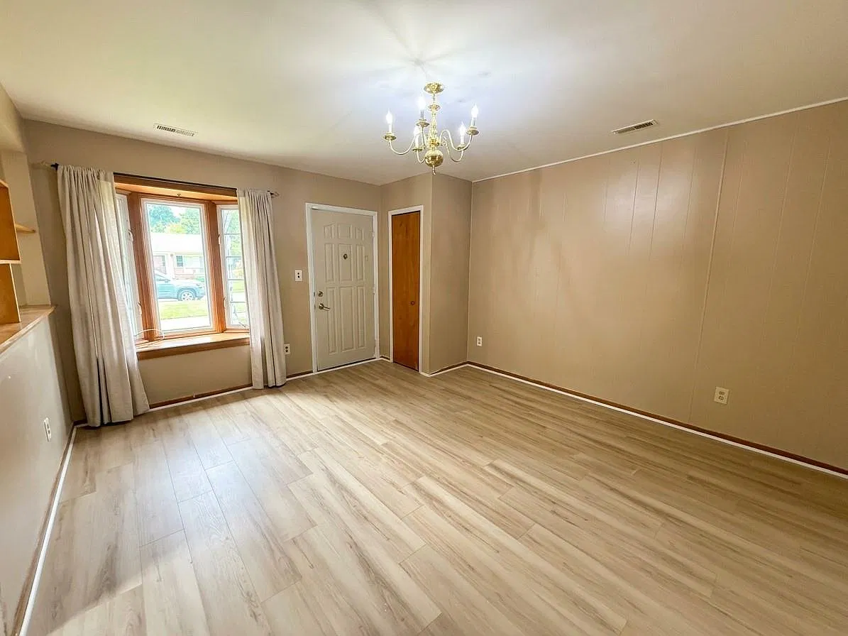 3 bed, 1.0 bath, 1000 sqft, $1,700 — Photo 2