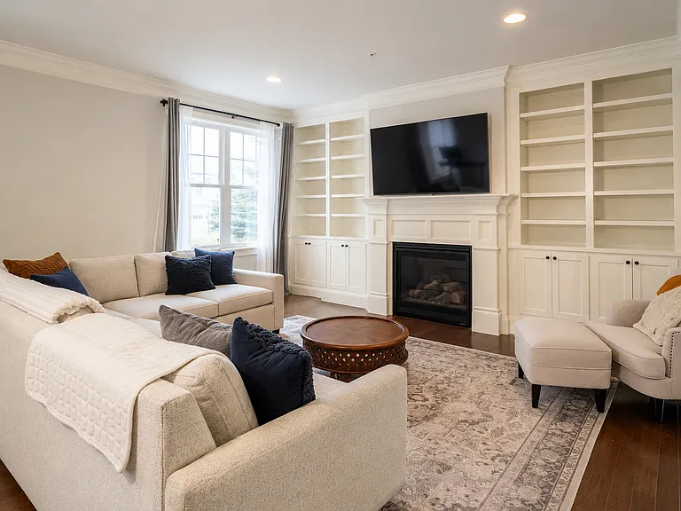 4 Strauss Ln — Photo 2
