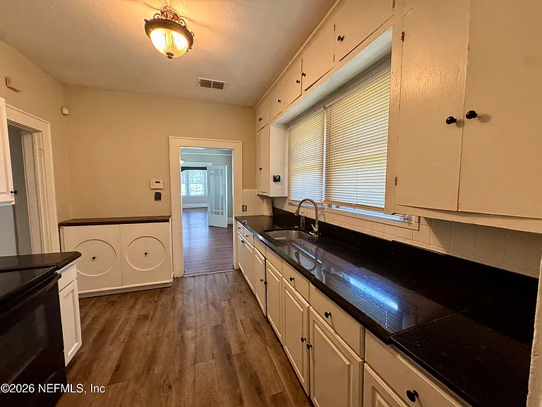 805 Saint Clair St — Photo 8