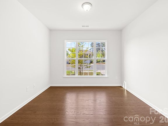 5th image of 1072 Willow Bend Dr