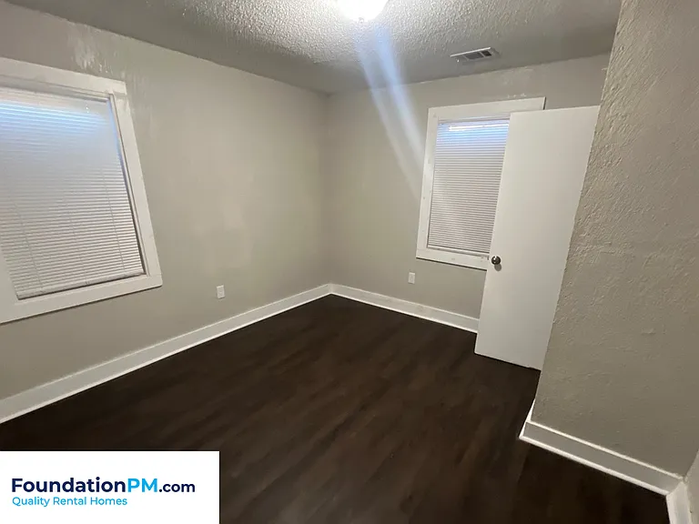 1371 E Trigg Ave — Photo 10