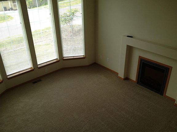 3rd image of 811 NE Lauren St