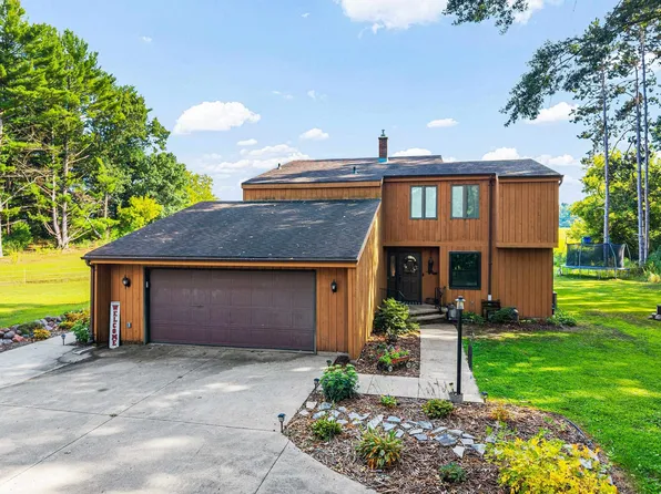 E8643 Pine Valley Ln, Fremont, WI 54940