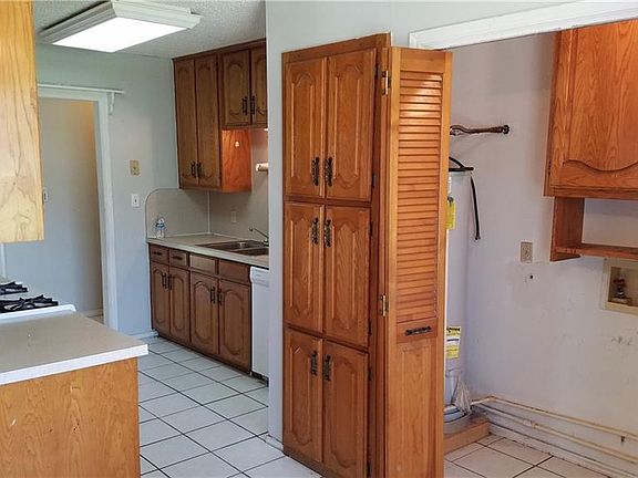 5th image of 305 Lois St