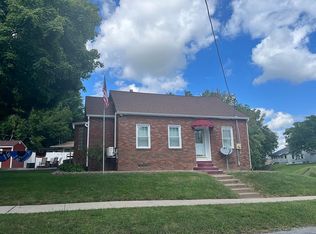 262 8th St, Silvis, IL 61282