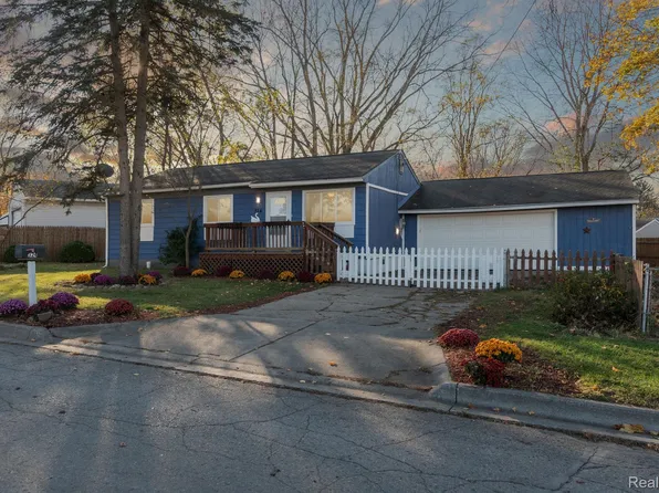 324 East St, Holly, MI 48442