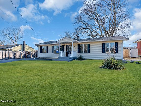 2nd image of 817 Beachwood Boulevard