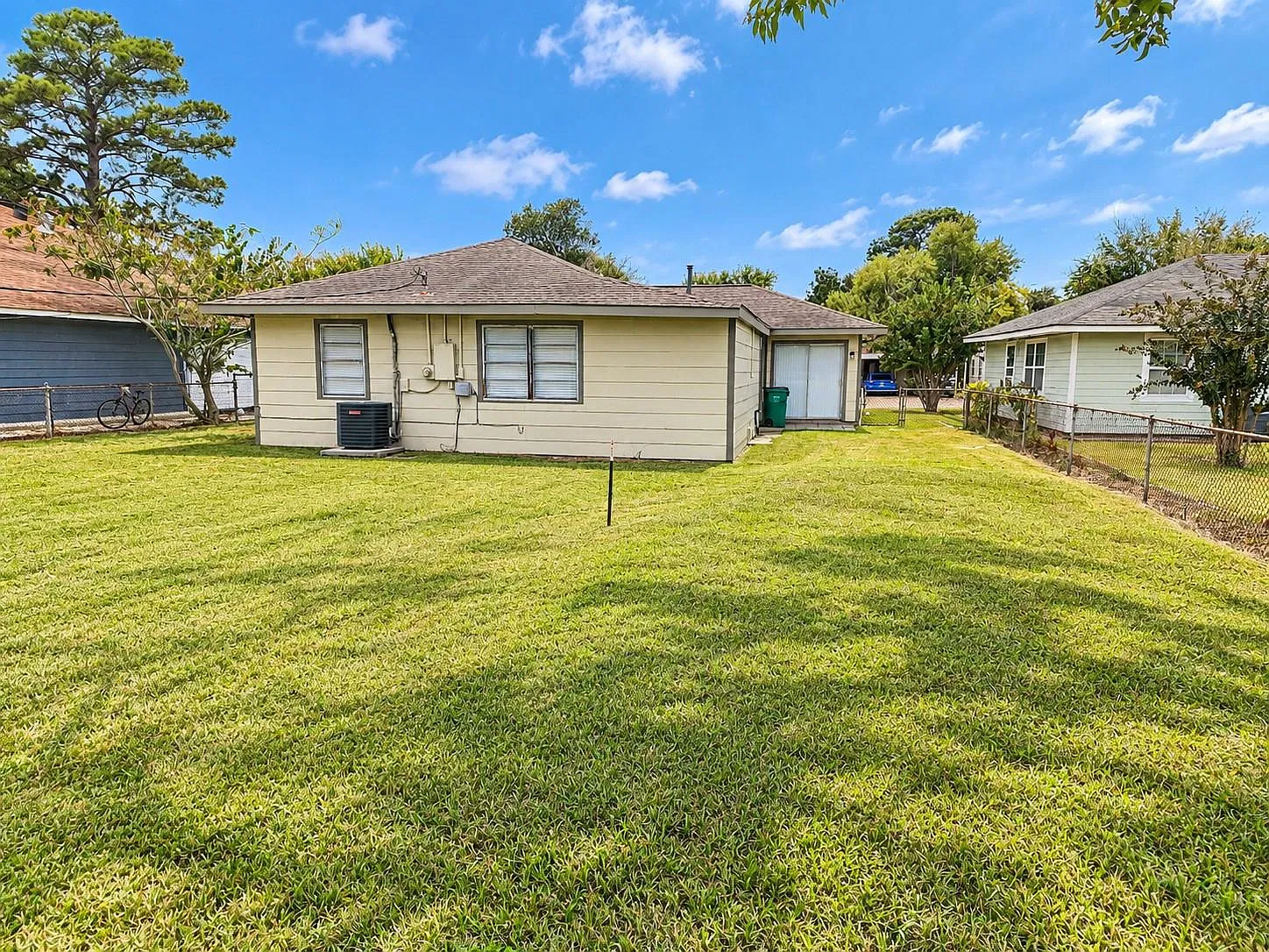 4 bed, 1.0 bath, 1510 sqft, $1,850 — Photo 2