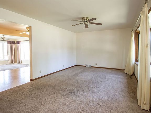 3rd image of 1901 Primrose Dr