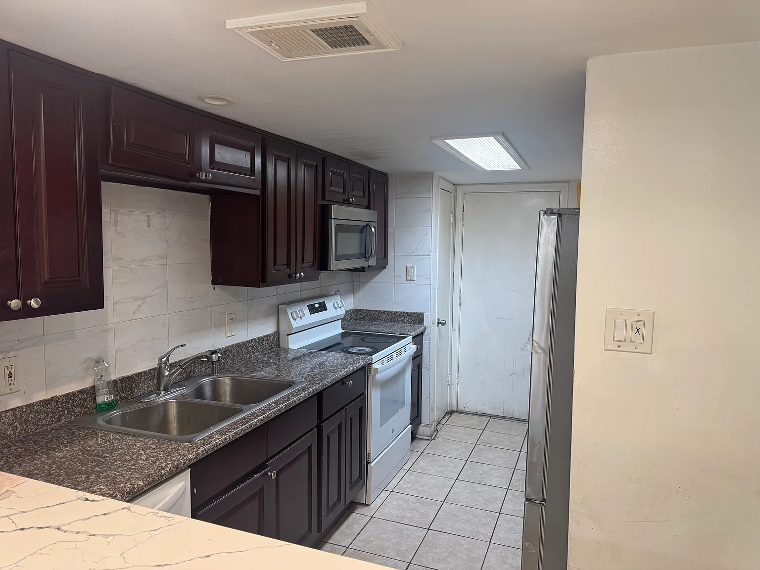 2 bed, 1090 sqft, $1,400 — Photo 3