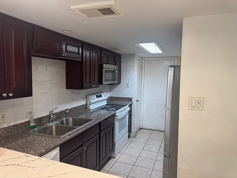 6200 Riverside Dr #525 — Photo 3