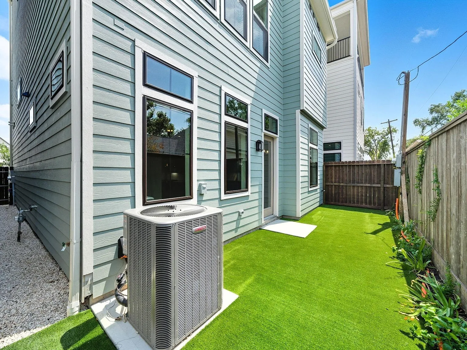 4 bed, 4.5 bath, 3552 sqft, $6,000 — Photo 2