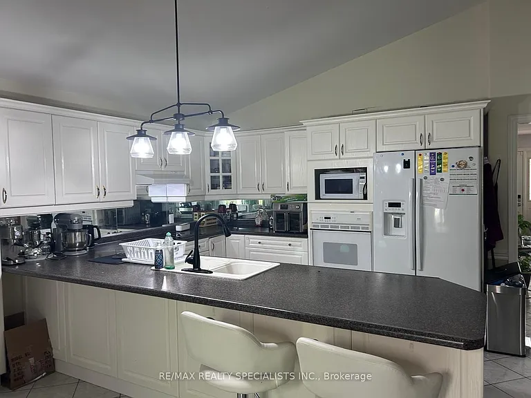 7594 Canterbury Cres — Photo 6