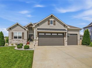500 NE Hidden View Ln, Lees Summit, MO 64086