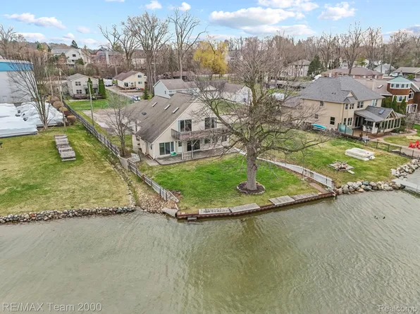 4390 Cass Elizabeth Rd, Waterford, MI 48328