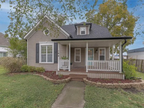164 W Center St, Peculiar, MO 64078