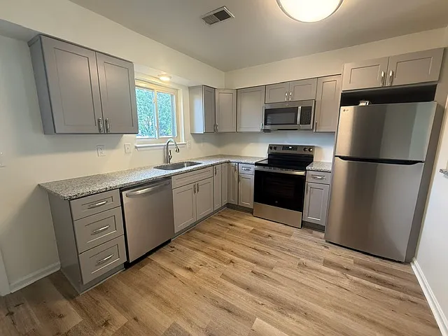 3 bed, 2.5 bath, 1300 sqft, $2,950 — Photo 2