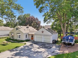 W272N2593 Apple Tree LANE, Pewaukee, WI 53072