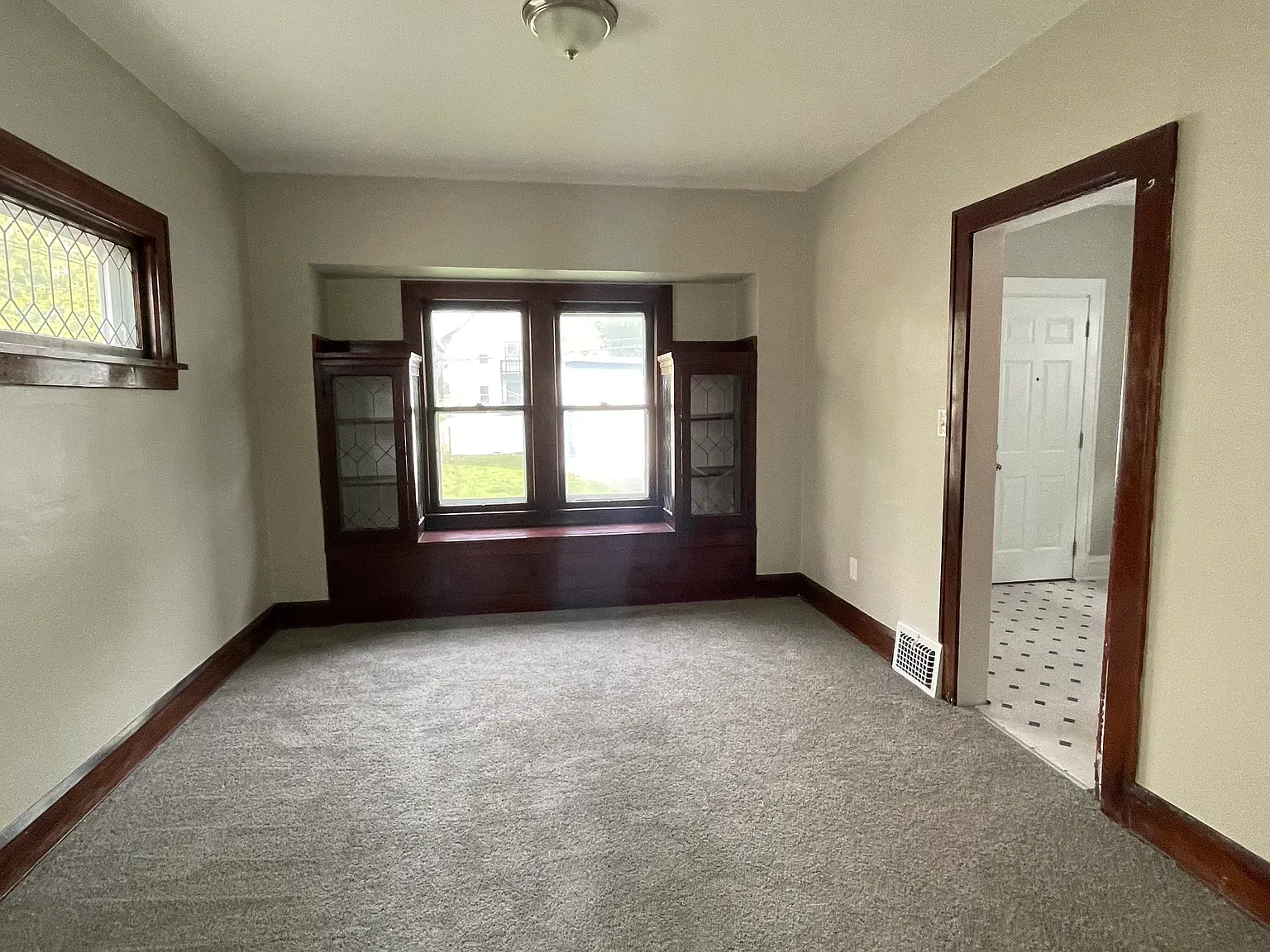 4 bed, 1900 sqft, $1,595 — Photo 4