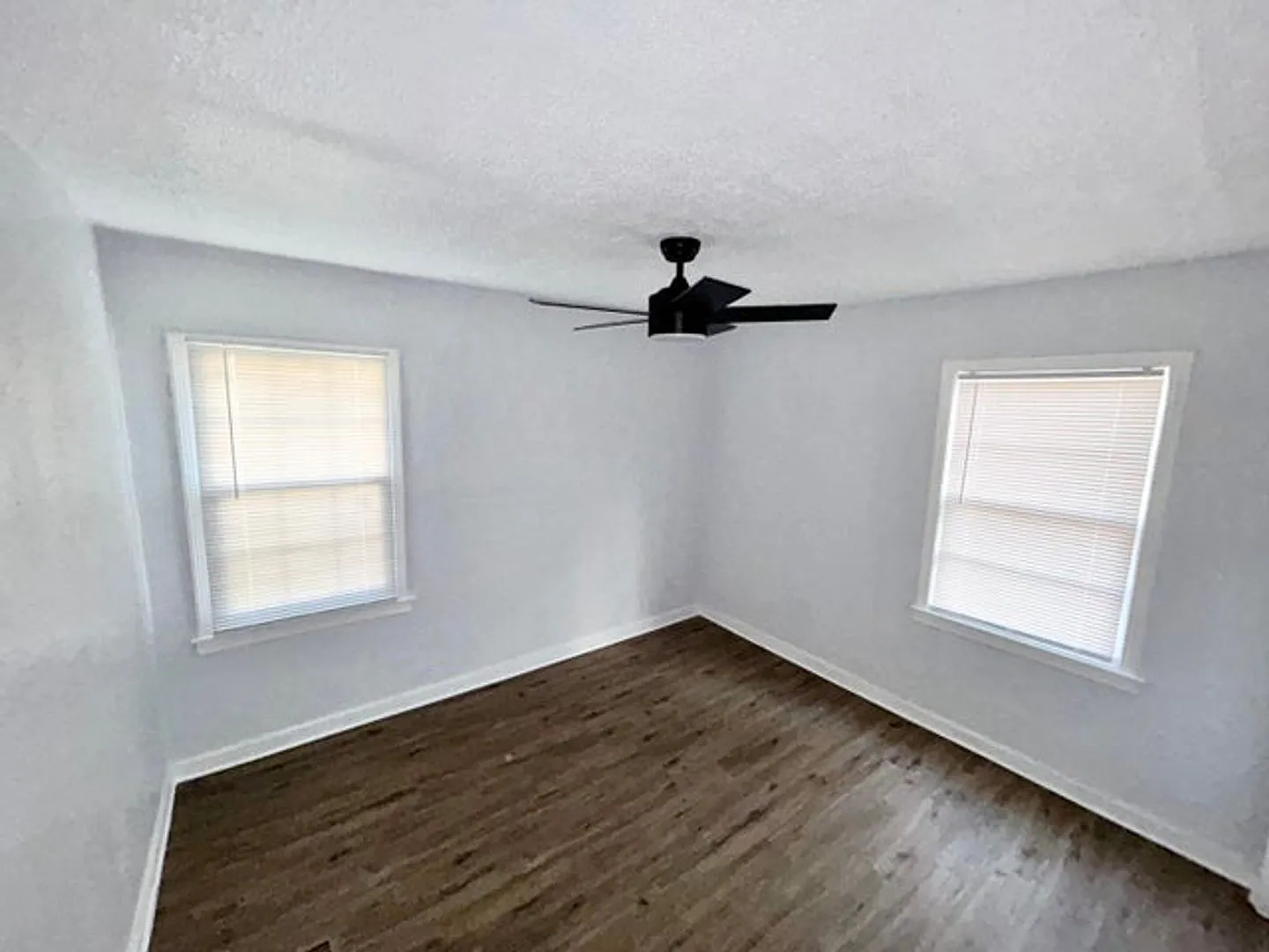Quaint 4 bed 2 bath home — Photo 3