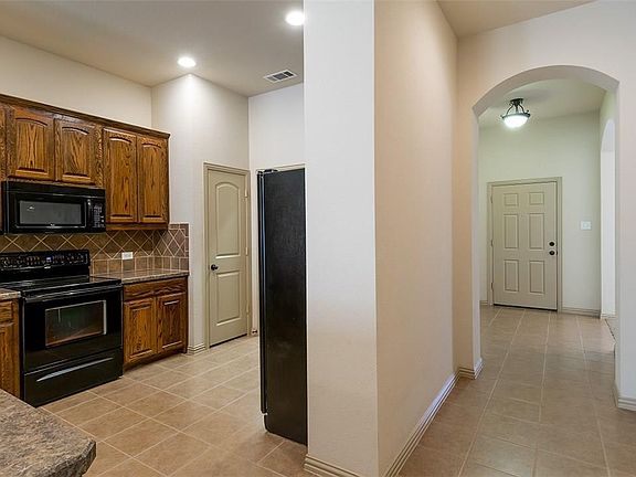 3rd image of 909 Kiowa Dr