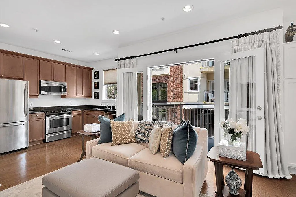 Building Photo - 1903 Kenilworth Ave #111
