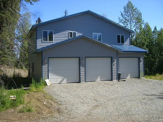 3BR, 2.5BA home with 3 car garage with lake access — Photo 1