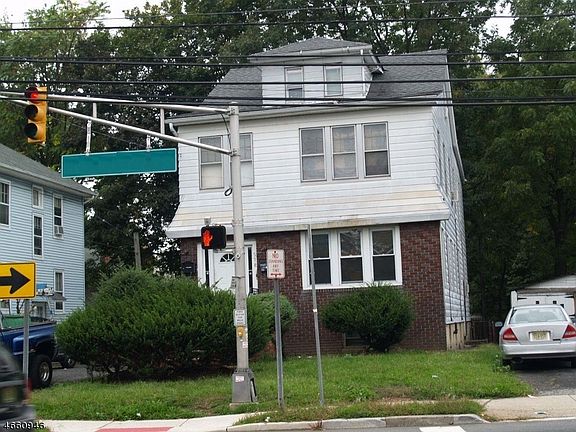 4th image of 584 Irvington Ave