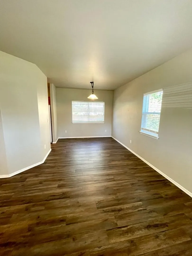 Newer paint & flooring in this 5 bedroom home in Elkhorn Estates! — Photo 4